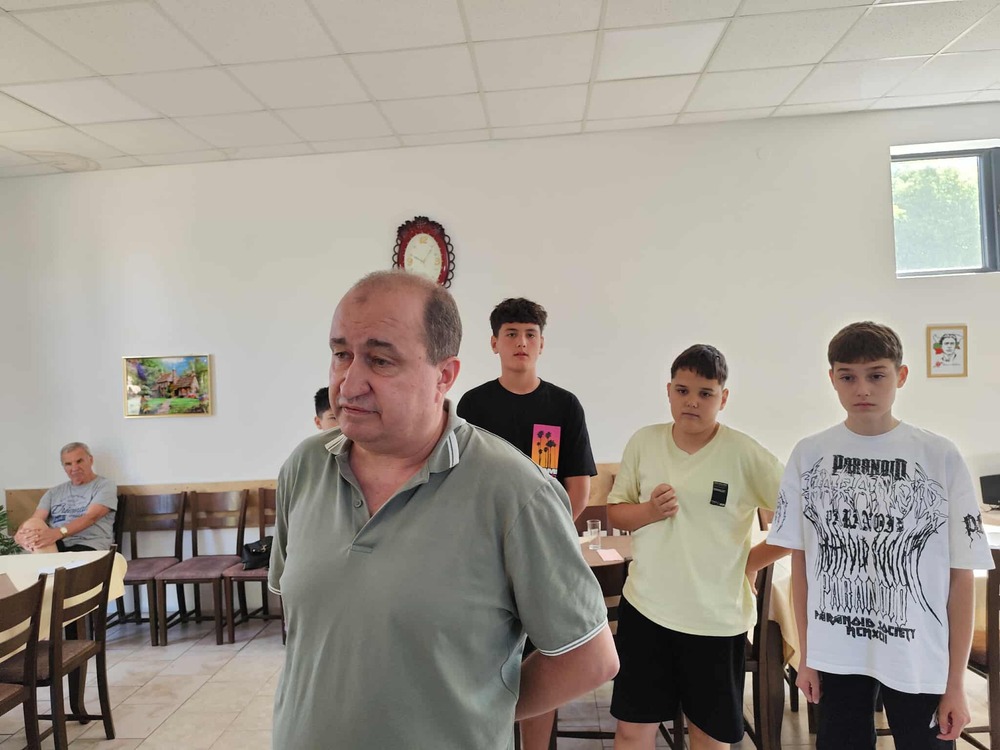 Ученици и ст. инсп. Десислав Райчинов представиха основните сценарии при телефонните измами в пенсионерки клуб "Възраждане" в Нови пазар