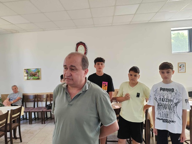 Ученици и ст. инсп. Десислав Райчинов представиха основните сценарии при телефонните измами в пенсионерки клуб "Възраждане" в Нови пазар