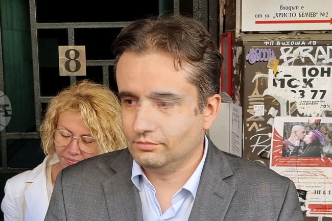Очакваме колегите от "Продължаваме промяната" да ни предложат ясен план за съществена промяна в кадровата им политика, каза Божидар Божанов