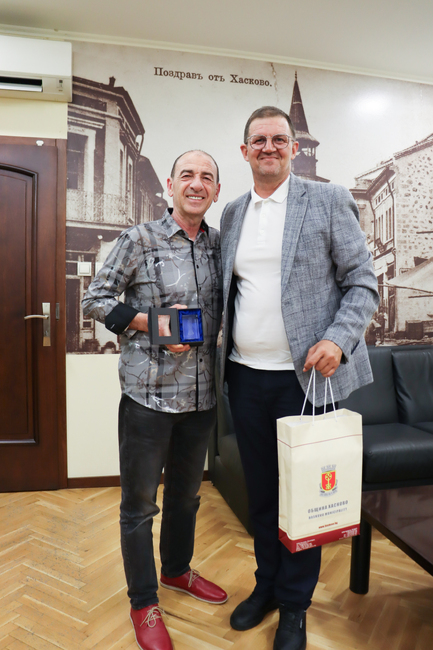 Кметът на Хасково изпраща сувенир на Скарлет Йохансон с извинение за закъснението на актьора Димитър Маринов от продукцията с нейно участие 