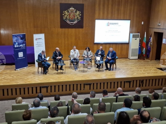 Министри, депутати, кметове и представители на бизнеса се събраха във Велико Търново за форума "Северна България - рестарт и постижими цели"