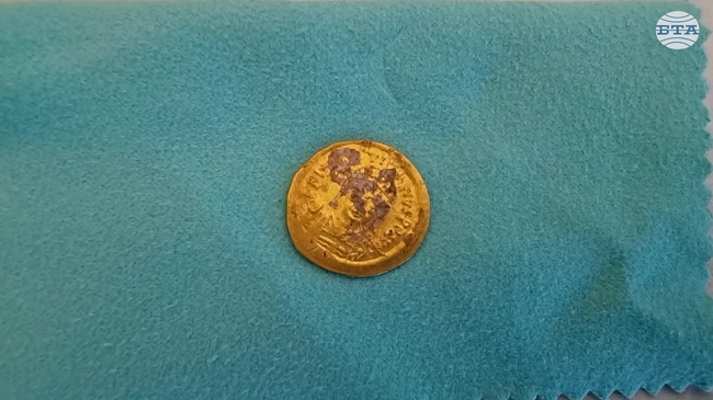 Археолози от Сливен откриха златна монета при проучванията си на крепостта „Туида“