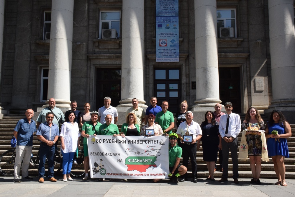 Шестима преподаватели от Русенския университет изминаха около 1600 км с велосипеди до филиалите на висшето училище