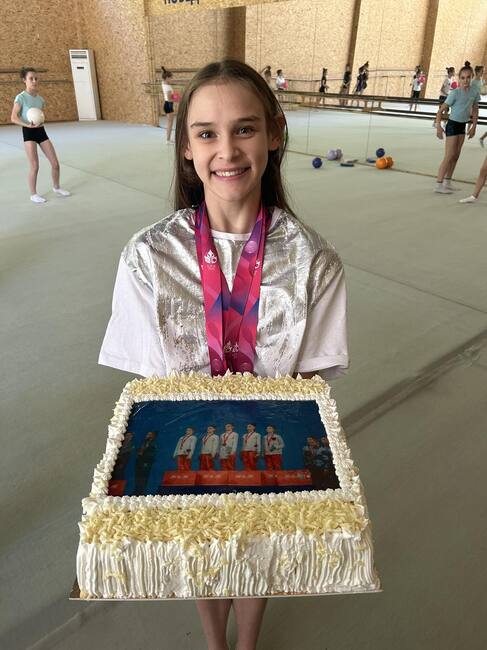 Клуб Левски Триадица посрещна абсолютна световна шампионка с ансамбъла за девойки Ивайла Велковска