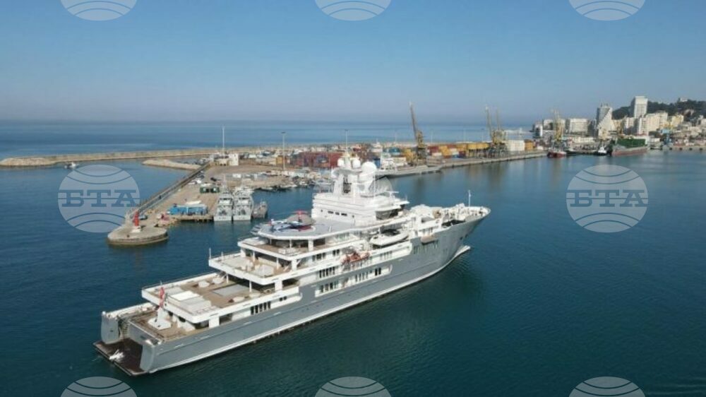 АТА: Луксозната яхта „Андромеда“ акостира на пристанището на Дуръс