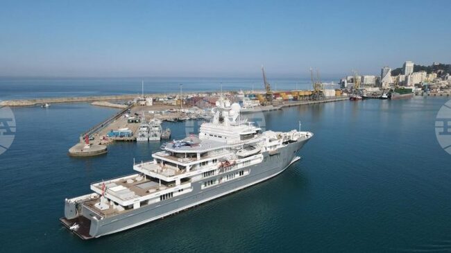 АТА: Луксозната яхта „Андромеда“ акостира на пристанището на Дуръс