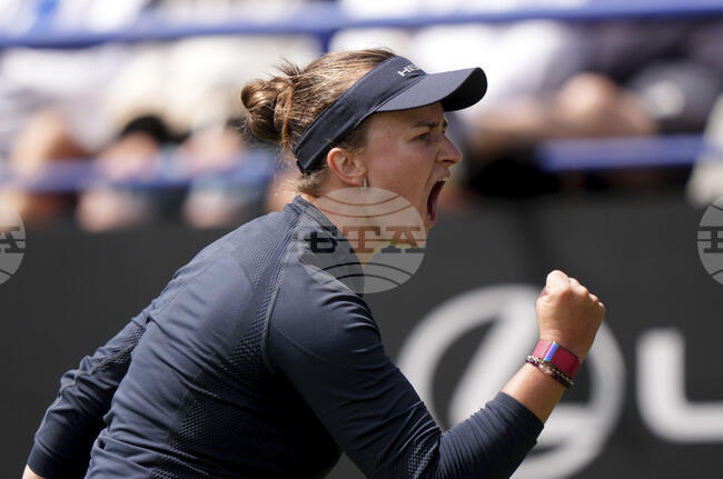 Барбора Крейчикова спаси два мачбола и победи Хариет Дарт на турнира по тенис в Ийстбърн