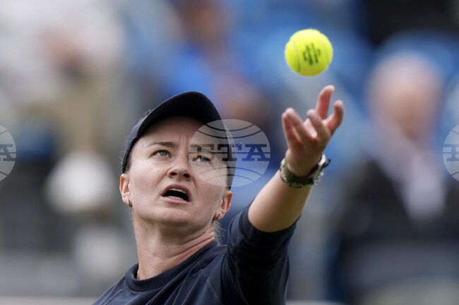 Шампионката от "Уимбълдън" Барбора Крейчикова се оттегли от турнира по тенис в Ийстбърн заради контузия