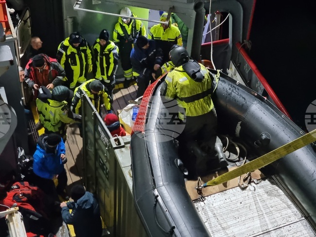 Ден 53 - Антарктида - Дебаркиране от борда на НИК 421 на брега пред българската база „Св. Климент Охридски"