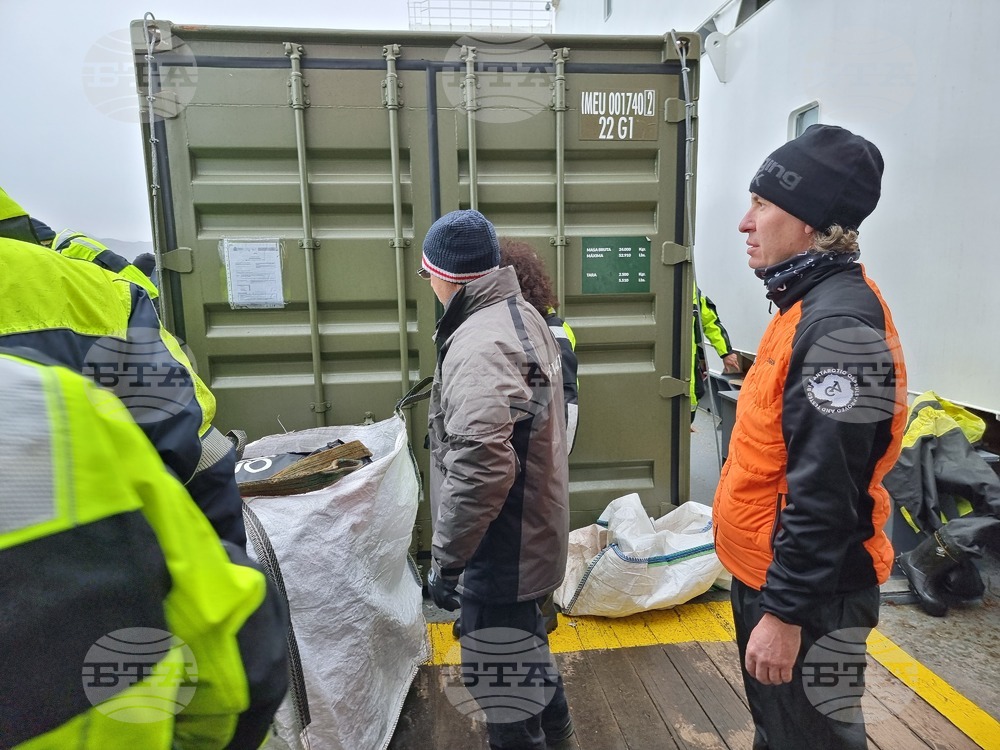 Ден 53 - Антарктида - Дебаркиране от борда на НИК 421 на брега пред българската база „Св. Климент Охридски"