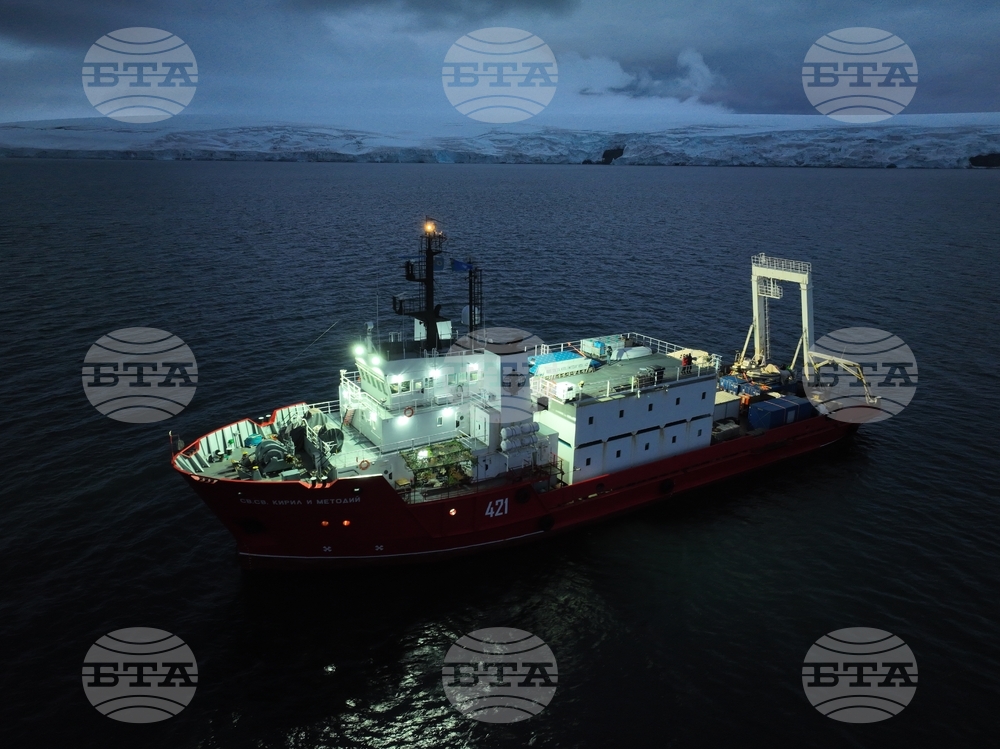 Ден 53 - Антарктида - Дебаркиране от борда на НИК 421 на брега пред българската база „Св. Климент Охридски"