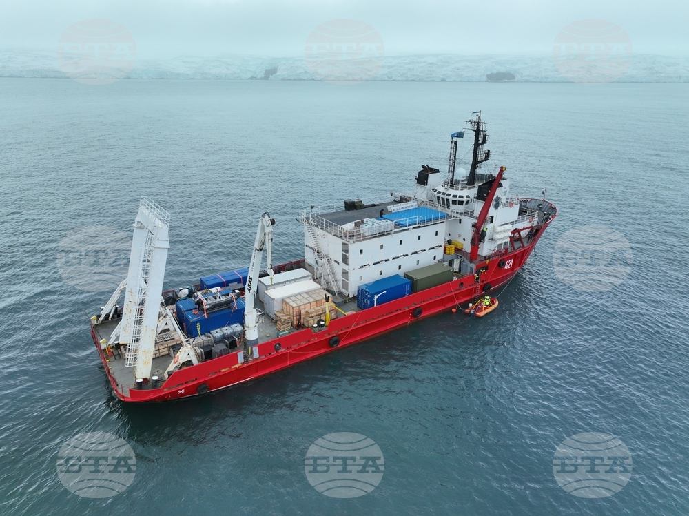 Bulgarian Ship Arrives at St Kliment Ohridski Base on Livingston Island