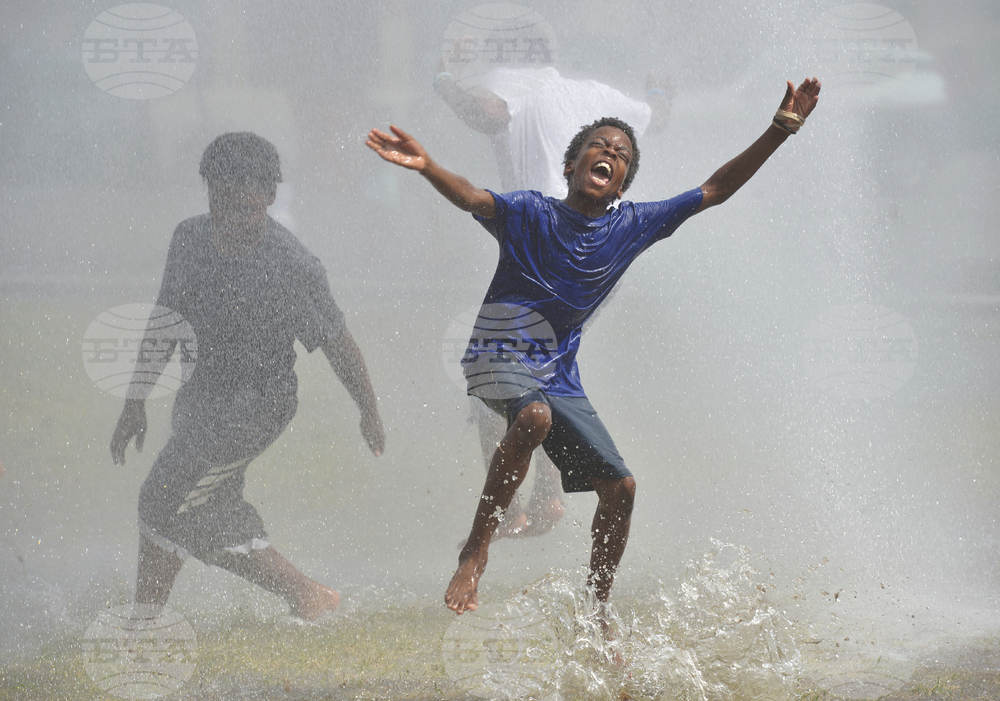 APTOPIX Heat Wave Weather Michigan