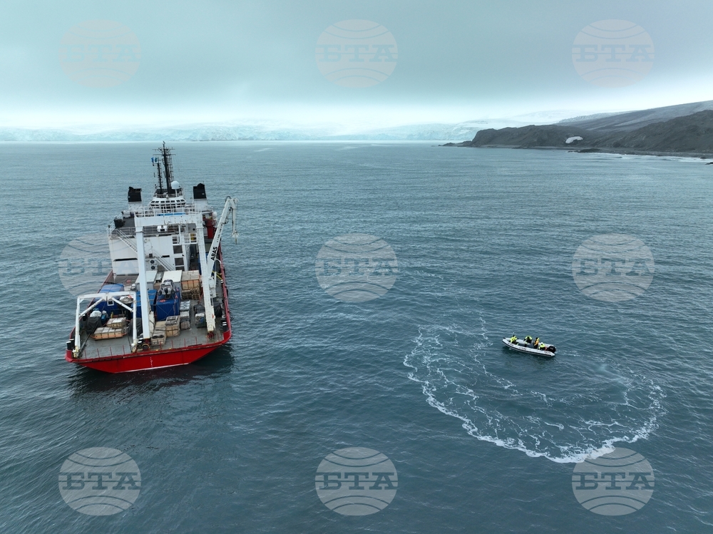 Ден 53 - Антарктида - Дебаркиране от борда на НИК 421 на брега пред българската база „Св. Климент Охридски"