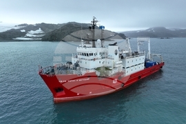 Ден 53 - Антарктида - Дебаркиране от борда на НИК 421 на брега пред българската база „Св. Климент Охридски"