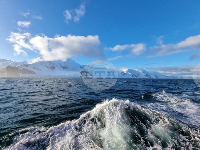 Турската антарктическа мисия потегли към ледения континент 