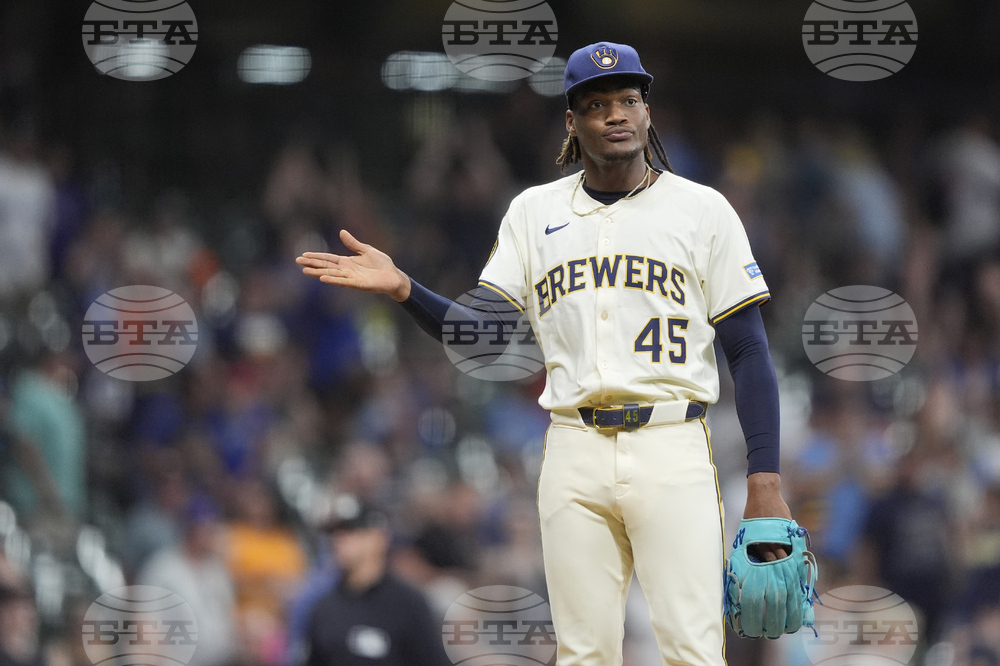 Pirates Brewers Baseball