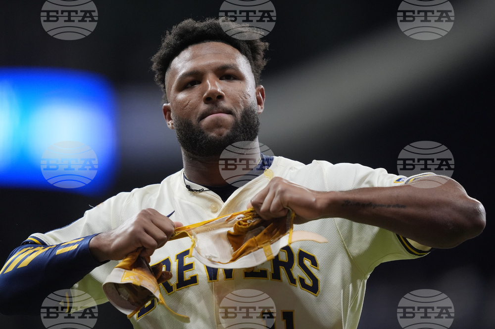 Pirates Brewers Baseball
