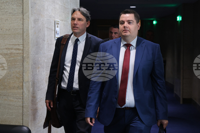 От "Продължаваме промяната" се опасяват, че бюджетът ще бъде внесен без да е приет закон, който да дава минимални възнаграждения на медицинските специалисти