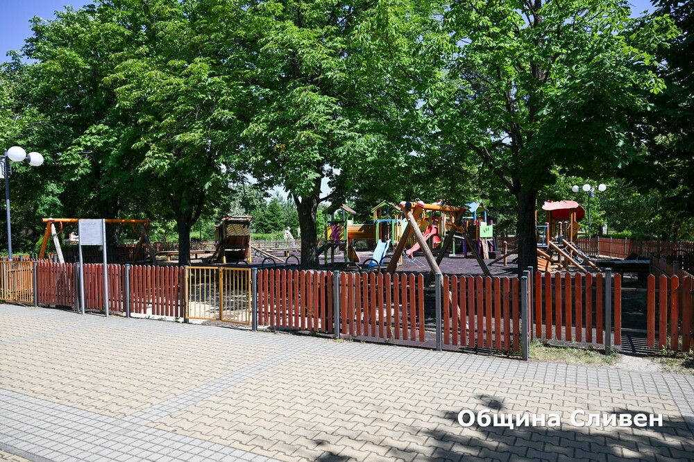 В Сливен започна цялостно обновяване на най-голямата детска площадка, която се намира в парк "Юнак"