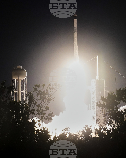 Космическият кораб „Дракон“ на „Спейс Екс“ се завърна на Земята след 22-часов полет от МКС