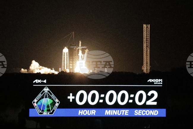 Космическият кораб "Дракон", превозващ астронавти от Индия, Унгария и Полша, се скачи с МКС