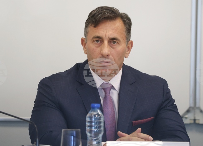 Румен Спецов е вписан в Търговския регистър като особен управител на „Лукойл Нефтохим Бургас“, „Лукойл-България“, „Лукойл-България Бункер“ и „Лукойл Ейвиейшън България“