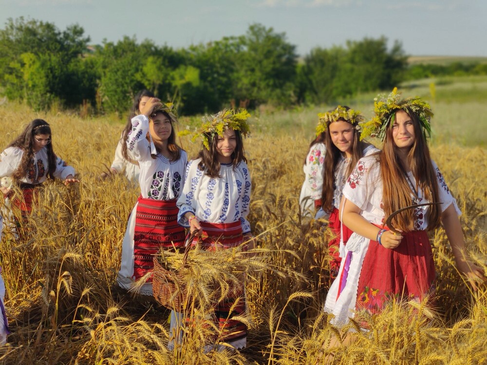 Българи от село Извоареле в Румъния пресъздадоха обичаите на Еньовден