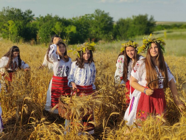 Българи от село Извоареле в Румъния пресъздадоха обичаите на Еньовден