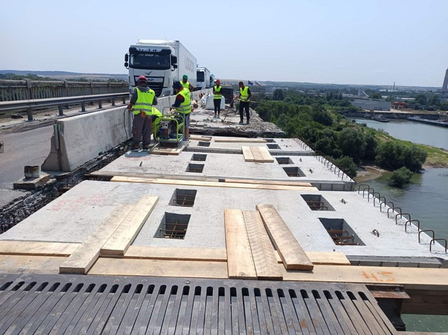 Повече от 550 стоманобетонни панела са изработени досега за основния ремонт на Дунав мост при Русе 