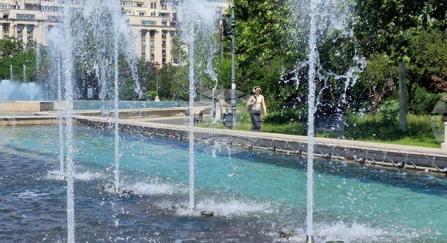 В Букурещ раздават минерална вода заради жегата 