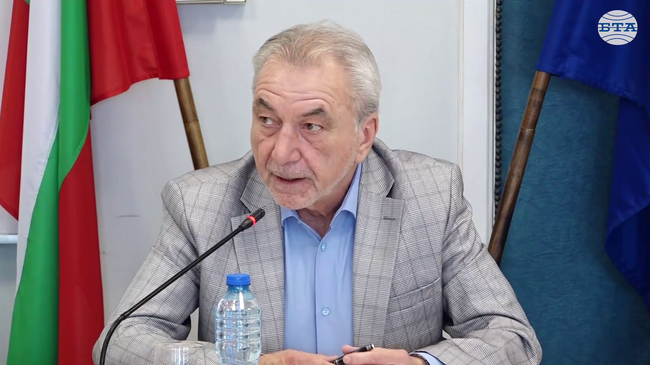 КЗК изисква информация от 50 търговски вериги и търговци на дребно на хранителни стоки, каза Росен Карадимов