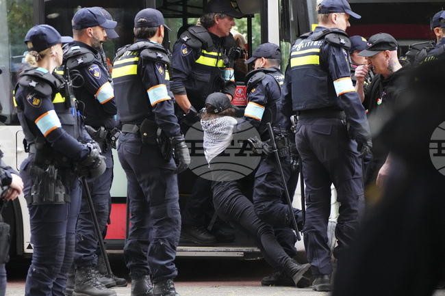 Нидерландската полиция е използвала водно оръдие, за да разпръсне протестиращи срещу миграционната политика