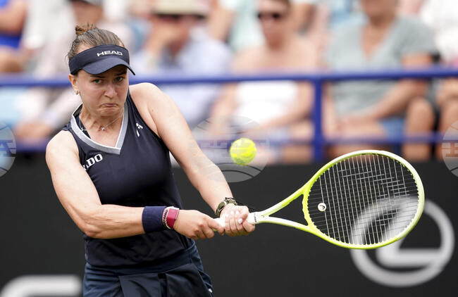 Барбора Крейчикова преодоля Джоди Бъридж и скъсана мрежа, за да се класира за четвъртфиналите на турнира по тенис в Ийстбърн