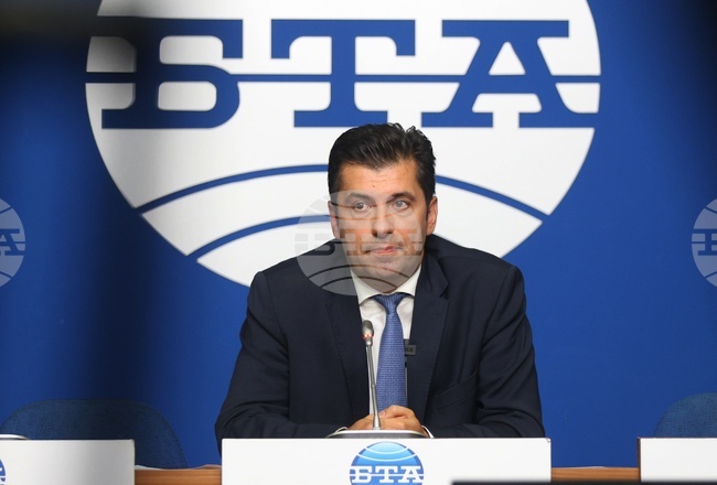 Подавам си оставката като съпредседател на "Продължаваме Промяната" и като депутат от ПП, обяви Кирил Петков 