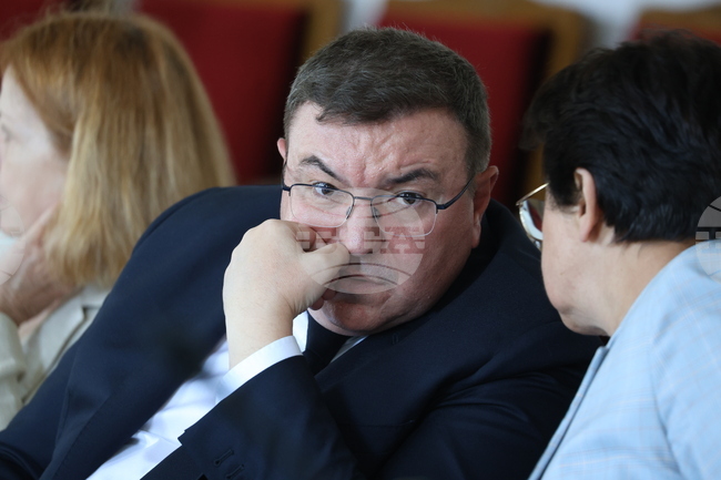 Очаква се от 8 юли да има безплатни антибиотици за деца до 7-годишна възраст, каза проф. Костадин Ангелов