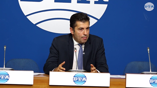 Подавам си оставката като съпредседател на „Продължаваме промяната“ и като депутат от ПП, обяви Кирил Петков