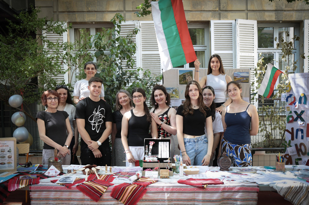 Ученици от Първа българска гимназия в Париж представиха България по време на празник на френското училище, в което се помещават уроците им 