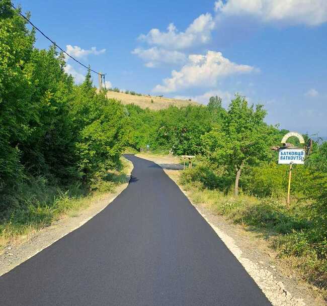 Завършиха ремонтите на път и улици в община Момчилград