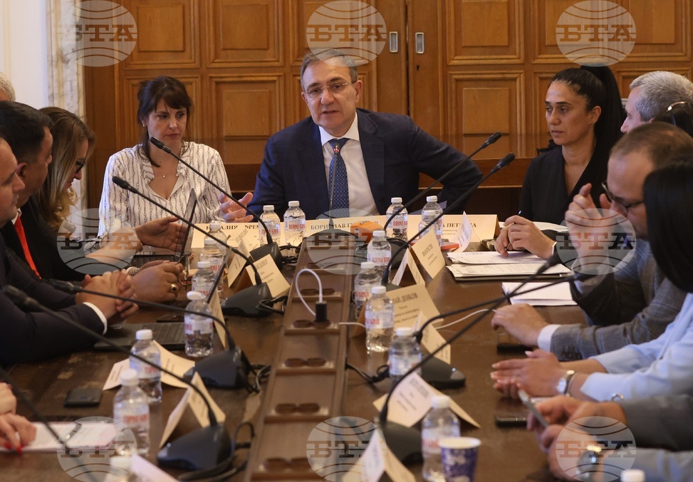 Малко над 500 са проверките в домовете за възрастни хора, не е пиар акция, заяви министър Борислав Гуцанов