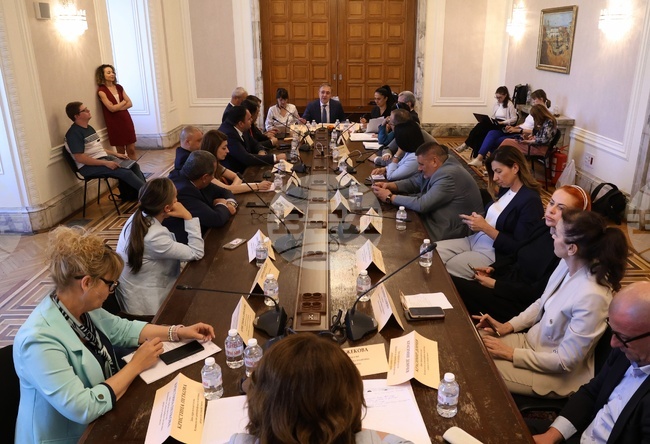 Комисията по демографската политика в Народното събрание ще обсъди законопроекти за промени в Закона за предучилищното и училищното образование