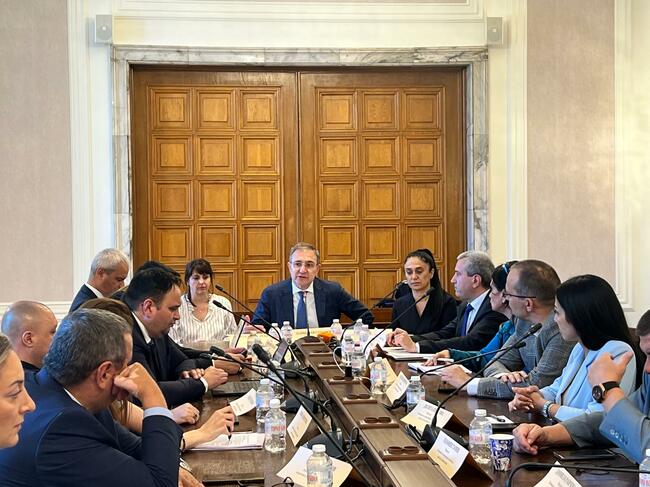 Министър Гуцанов: Отваряме процедура за закупуване на 250 електромобила от общините за социални услуги