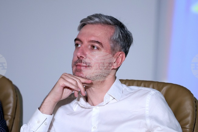 Кристо не бяга от родината си, той бяга от репресиите, бяга от тоталитарния език, който му слага таван, каза журналистът Даниел Ненчев