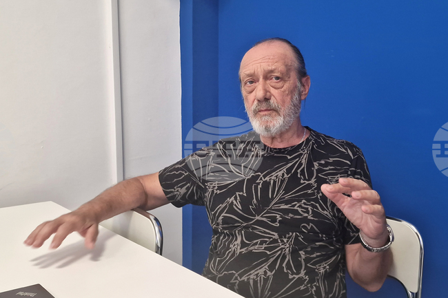 Кристо затваря времето в своите проекти, твърди художникът от Търговище проф. Димитър Чолаков