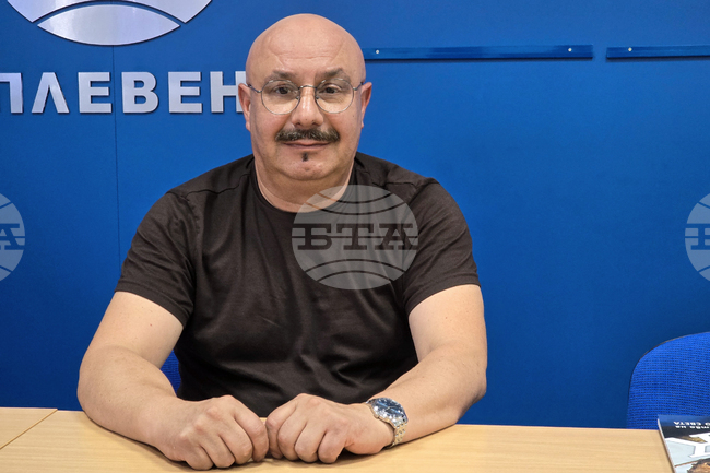 Съдбата не ни е отредила място като на Кристо, но всички заедно правим културата ни, каза плевенският художник Николай Неделчев-Кокала