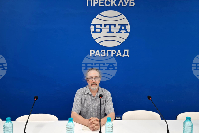 Свободата да мислиш, прехвърляйки граници, Христо Явашев е търсил през целия си живот, каза разградският художник Красимир Харалампиев