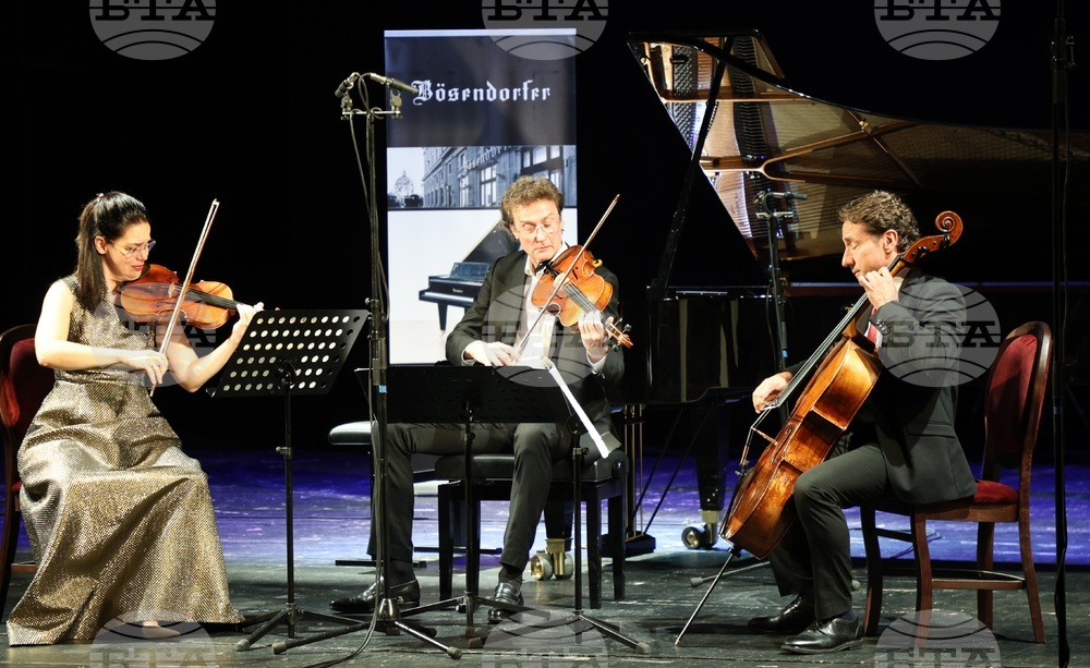 „Крайслер трио“ и Дора Делийска изнесоха концерт „Почит към Фриц Крайслер“ на музикалния фестивал „Варненско лято“ 