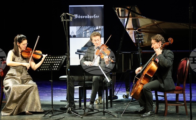 „Крайслер трио“ и Дора Делийска изнесоха концерт „Почит към Фриц Крайслер“ на музикалния фестивал „Варненско лято“ 