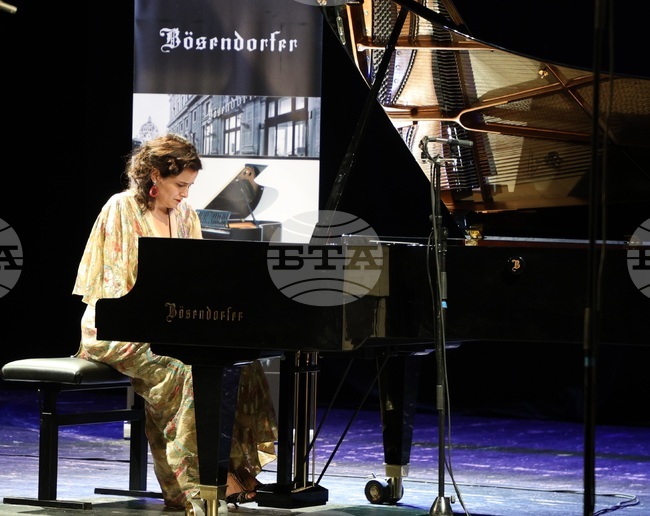 Само когато си готов да рискуваш, може да стигнеш до нови артистични решения, каза пред БТА пианистката Дора Делийска