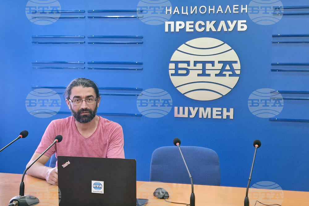 Кристо интригува публиката в XX век с мащаба на проектите, които прави съвместно с Жан-Клод, каза скулпторът Калоян Тодоров в Шумен